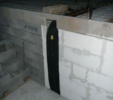 Dalle de l'étage en préparation. Gsines allant vers le coffret principal du garage.