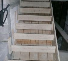 Dalle de l'étage en préparation. Coffrage de l'escalier entre le demi niveau et l'étage.