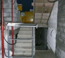 Montage du RDC, cage d'escaliers. RDC vers demi niveau et demi niveau vers 1er étage.