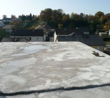 Dalle du 1er étage finie. Emplacement des chambres 2 et 3.
