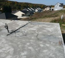 Dalle du 1er étage finie. Emplacement de la terrasse couverte du 1er étage. Le niveau est un peu moins important pour pouvoir intégrer 8cm de panneau isolant avant la chape. Ici nous avons une dalle 8 8 (hourdis de 8   8 cm de béton).