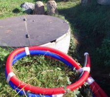 Normalement, tout doit disparaître dans le puits.Il y a deux entrées dans les buses à 1 mètre de profondeur, ou était fixé le berceaux des pompes de la tannerie et je vais passer par là, mais il y a un soucis au niveau du remblais de la tranchée du puits canadien: il s'est affaissé d'un bon demi mètre... J?espère qu'il n'y a pas une cavité dessous résultant du pompage répétitif. A voir rapidement.