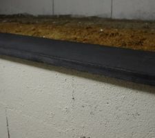 Rebord en pierre reconstitu&eacute;e pour finir un peu le muret :)