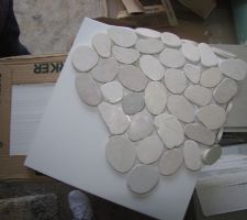 Carrelage-Fa&iuml;ence (une partie)-galets sci&eacute;s sdb commune