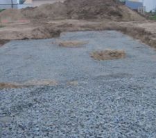 Les chaises ont été posées. Les fouilles sont faites. Il ne reste qu'à plus qu'à ferrailler et couler les fondations.
C'est un bon début !