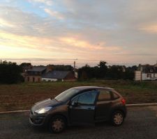 Vue de notre terrain.
Au loin, la mer...