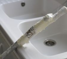 Le pinceau, solidement attach&eacute; &agrave; la perche !