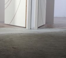 Les sols de l'&eacute;tage : palier avec juste sous-couche et parquet dans 2 chambres