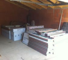 Tout est entrepos&eacute; dans le garage.