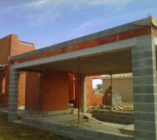 Au hasard d'un chantier, utilisation de poutres B.A. sur port&eacute;e de   de 5m (photo prise sur Balma, Cypri&eacute;s)