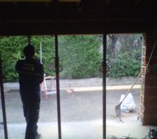 Apr&egrave;s la mise en place des &eacute;tais et l'&eacute;largissement du tableau (&agrave; droite), en avant pour le tron&ccedil;onnage du linteau bois.