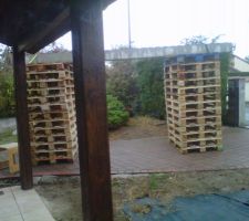 Voici la poutre livr&eacute;e par Chausson et pos&eacute;e sur les 2 piles de palettes pour l'ins&eacute;rer.
J'ai repli&eacute; au marteau les &eacute;tiers sup&eacute;rieurs.... 2 tous les 15cm...