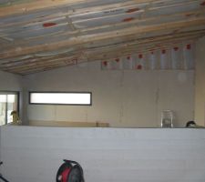 Une prise de vue depuis le salon vers la cuisine la hauteur du plafond au minima est de 2.90m et au maxima de 3.90m