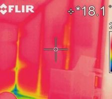 -10 à 15-°C à l'extérieur. Un peu de givre sur les murs intérieurs. Il faut pousser le chauffage, préconise le plaquiste