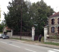 Maison   garage à peine visible