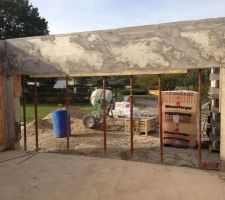 D&eacute;coffrage au-dessus de la porte du garage...