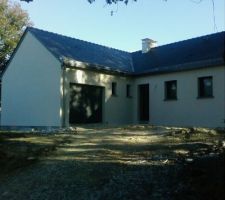 Exemple de maison avec le garage parallèle à la rue