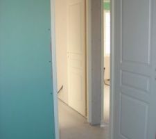 Vue de la salle de bain sur les entrées des chambres des enfants