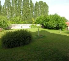 Terrain derri&egrave;re la maison