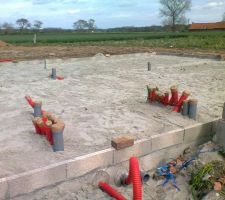 Passage des fourreaux et tuyaux d'&eacute;vacuation sous une &eacute;paisse couche de sable dam&eacute;e.