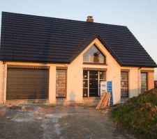 Enduit extérieur terminé ça rend de suite mieux.