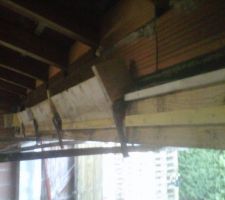 Coffrage en sous oeuvre entre la poutre BA et la ceinture dans la premi&egrave;re rang&eacute;e de briques. En 10cm de haut, 20 de large et 4,7m de large.
En esp&eacute;rant que cela comble bien tout, j'ai fait un d&eacute;bordement sup&eacute;rieur au dessous de la ceinture en esp&eacute;rant que &ccedil;a tasse bien et qu'il ny ait plus de jour sous la ceinture. Surprise pr le r&eacute;sultat.... c'est la premi&egrave;re fois que je fais du ciment/b&eacute;ton....