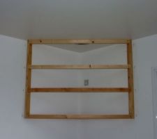 Cadre destin&eacute; a poser la hotte dans l'angle de la cuisine