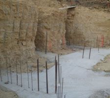 Fondation rejoignant les 2 parties de la maison

Fondation de 1,20m de large sur 1m de profondeur a ce niveau