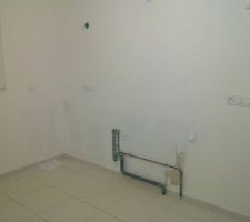 Petite correction sur les raccords d'eau du lave-vaisselle dans la cuisine (peu de profondeur disponible derrière le lave-vaisselle)