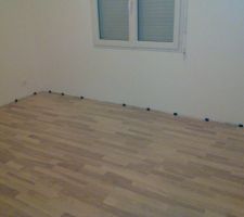 Fixations pour plinthes dans les chambres