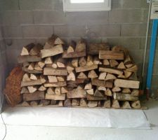 Le poele à bois arrive bientôt... C'est mieux que les convecteurs électriques ! Pour gérer l'urgence, nous sommes allés acheter 1/2 stère chez un fournisseur de bois de chauffage du coin.