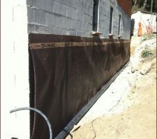 Pose du drain sur la p&eacute;riph&eacute;rie de la maison