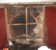 Int&eacute;rieur de la chemine quand la gazini&egrave;re a fuel est parti