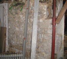 Mur derri&egrave;re la chemin&eacute;e environ 45 cn de pierre blanche