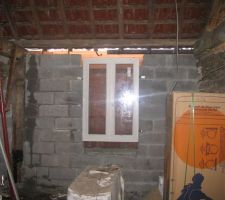 Fen&ecirc;tre cote nord dans la chambre en attente des volet pour finir la ma&ccedil;onnerie