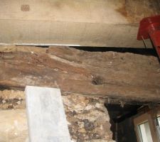 Poutre derri&egrave;re la chemine qui commence a casse