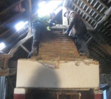 Chemine en cour de demolition