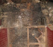 Int&eacute;rieur de la chemine quand le conduit a &eacute;t&eacute; enti&egrave;rement d&eacute;molit