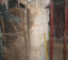 Vue de la colonne qui &eacute;t&eacute; cache dans les pied dommage il y en a qu?une mais la chemin&eacute;e d'origine en avait deux