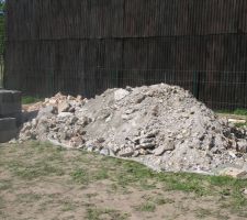 Les gravats du devant sont partis derrière pour la dalle du chalet