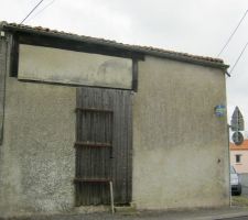 Près de 30m² au sol et une hauteur très correcte avoisinant les 4.50m... destruction inenvisageable