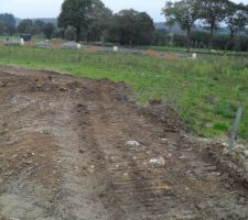 Notre terrain, qui sert d'autoroute pour les engins de travaux, :-s