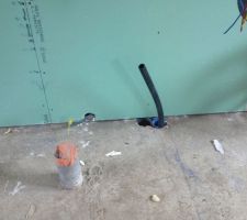 La salle de bains du rez-de-chaussé. Evacuations pour la douche en place. Les tuyaux du fond par contre je ne sais pas :)