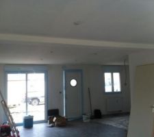 Salle a manger et entr&eacute;e et cuisine sur la gauche