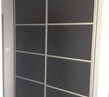 Placard de l'entr&eacute;e avec portes coulissantes sur mesure.