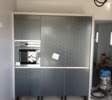 D&eacute;but de la cuisine.
Mur avec colonnes (Four, MO, Frigo encastr&eacute;, placard de rangement avec tiroirs coulissants)