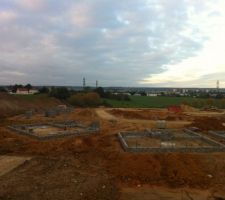 Premi&egrave;res fondations des maisons c&ocirc;t&eacute; for&ecirc;t