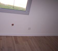 Voil&agrave; ce qui arrive quand vous voulez poser des plinthes dans une maison Ami-Bois, avec ses sols parfaitement plans. Car comme vous le savez tous, Ami-Bois livre des maisons avec des finitions parfaites.