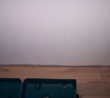 Joint de dilatation du parquet. A noter que le placo ne descend pas jusqu'au sol(sauf &agrave; certains endroits et comme les d&eacute;coupes sont magnifiques, avec le carton arrach&eacute;, un coup &ccedil;a touche, une fois non...), dans aucune des pi&egrave;ces (je ne sais pas si c'est "normal" ou pas d'apr&egrave;s les DTU). C'est tr&egrave;s pratique pour installer des c&acirc;les.