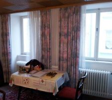 Salle à manger vers fenêtres